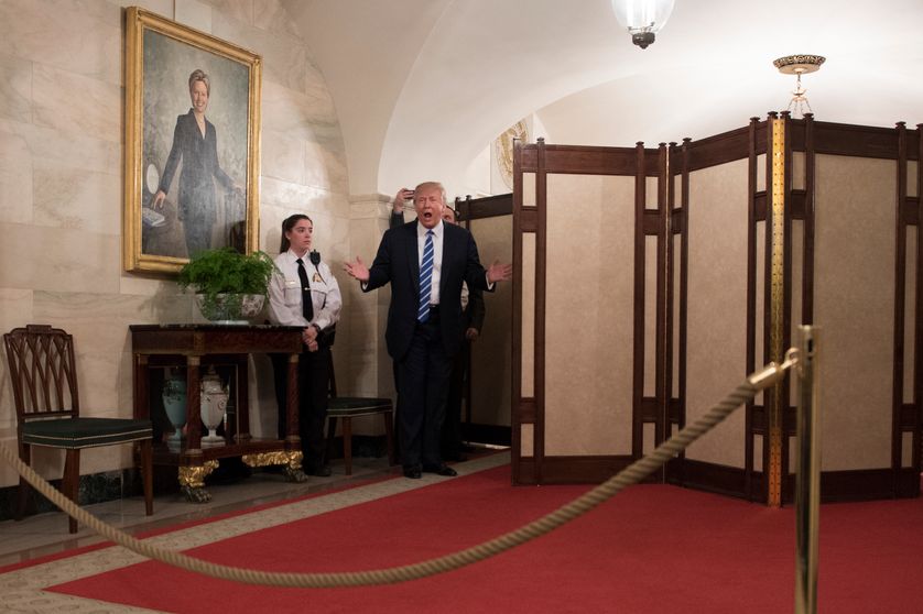 Trump surprend des visiteurs lors de la réouverture officielle des visites publiques à la Maison Blanche