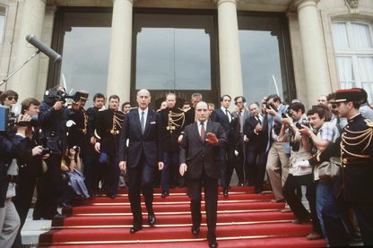 Passation de pouvoir au Palais de l'Elysée, le président élu François Mitterrand raccompagne son prédécesseur Valéry Giscard d'Estaing - 21 mai 1981 Passation de pouvoir au Palais de l'Elysée, le président élu François Mitterrand raccompagne son prédécesseur Valéry Giscard d'Estaing - 21 mai 1981