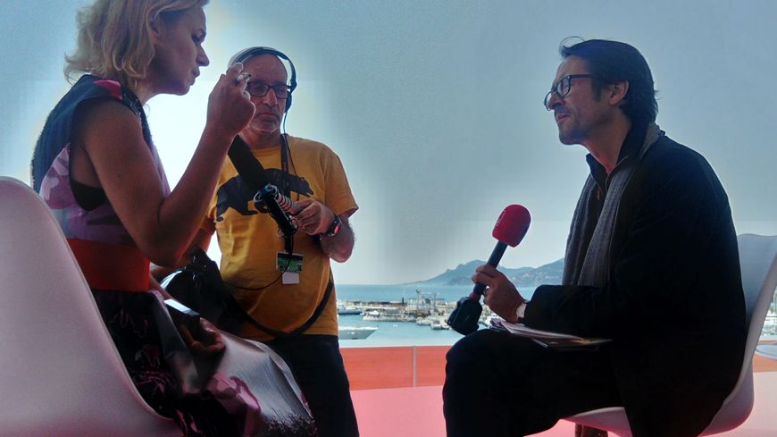 Sandrine Bonnaire au micro d'Antoine Guillot dans le Palais des Festival à Cannes