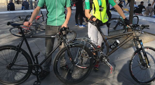 Livreurs à vélo dans Paris