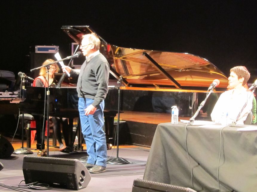 Gabrielle Godart accompagne Patrice Minet qui chante