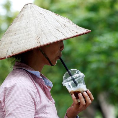 Une vietnamienne dégustant un café glacé, le 4 mai 2017