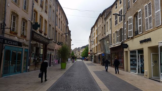 Une rue piétonne et commerçante de Thionville, déserte en pleine journée et au milieu de la semaine