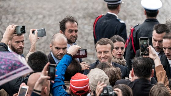 Emmanuel Macron investi à la rencontre du public sur les Champs-Elysées ©AFP - Simon Guillemin / Hans Lucas