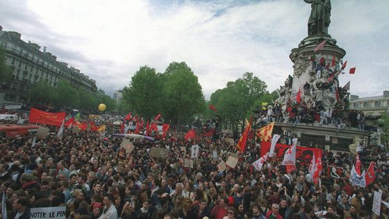 Lors du 1er mai 2002, les syndicats avaient manifesté ensemble contre le FN. ©Maxppp - PHILIPE DE POULPIQUE