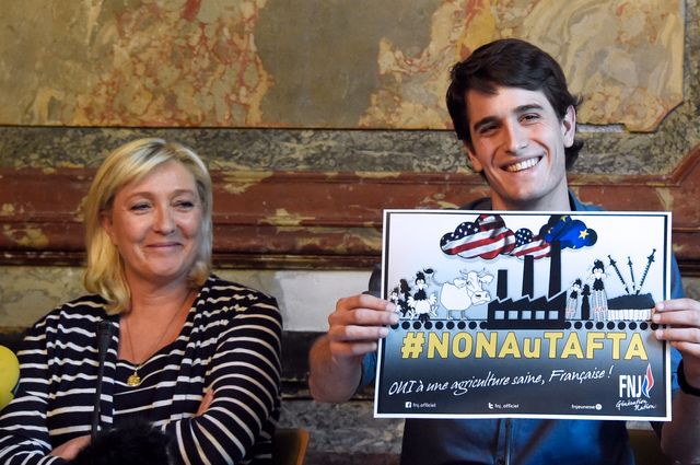 Conférence de presse de Marine Le Pen avec Gaetan Dussausaye responsable du FN Jeunes en mai 2015