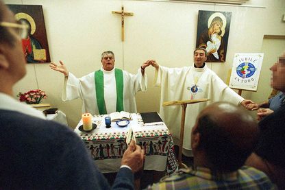 Nantes 08/07/2000, Célébration d'une messe à la prison de nantes par Mgr Soubrier, évèque de Nantes et Mr Hamon Aumônier de la prison. Nantes 08/07/2000, Célébration d'une messe à la prison de nantes par Mgr Soubrier, évèque de Nantes et Mr Hamon Aumônier de la prison.