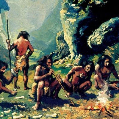 Peinture de Francisco Fonollosa, un groupe d'homo sapiens regroupés autour d'un feu taillent des outils en silex, paléolithique supérieur.