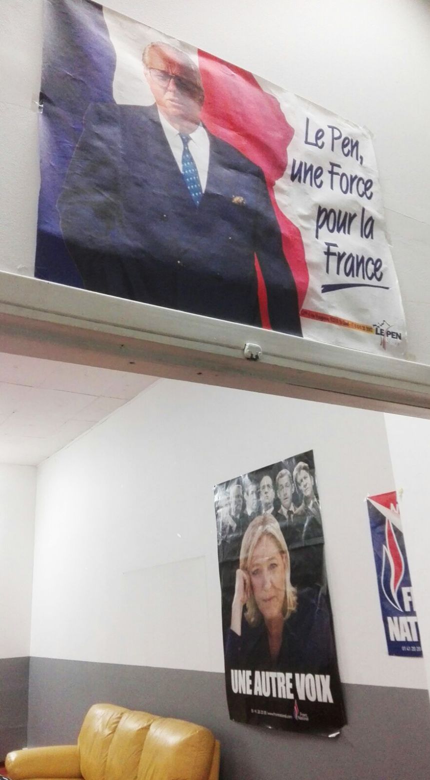 Des affiches de Jean-Marie Le Pen dans le local frontiste de Carpentras