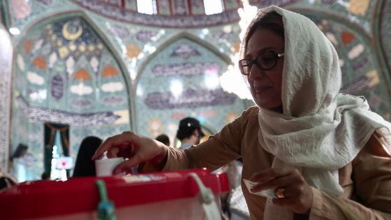 Une Iranienne vote à Téhéran pour l'élection présidentielle, le 19 mai 2017. ©AFP - BEHROUZ MEHRI