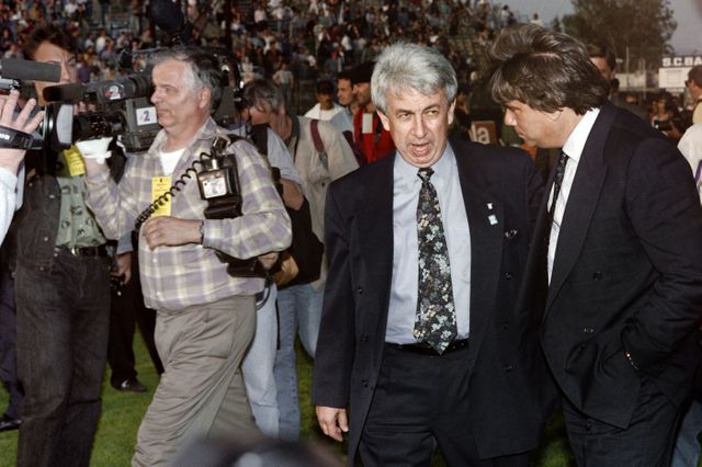 Le président de Bastia Jean-François Filippi avec Bernard Tapie, le 5 mai 1992, quelques minutes avant que la tribune ne s'effondre au stade de Furiani