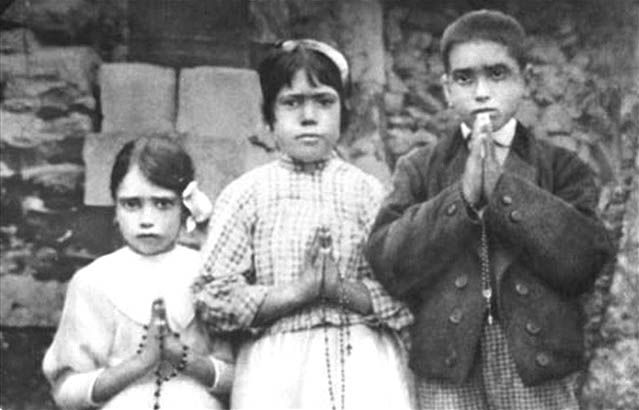 Fatima : les trois enfants ayant vu la Vierge, Jacinta, Lucia et Francisco, en 1917