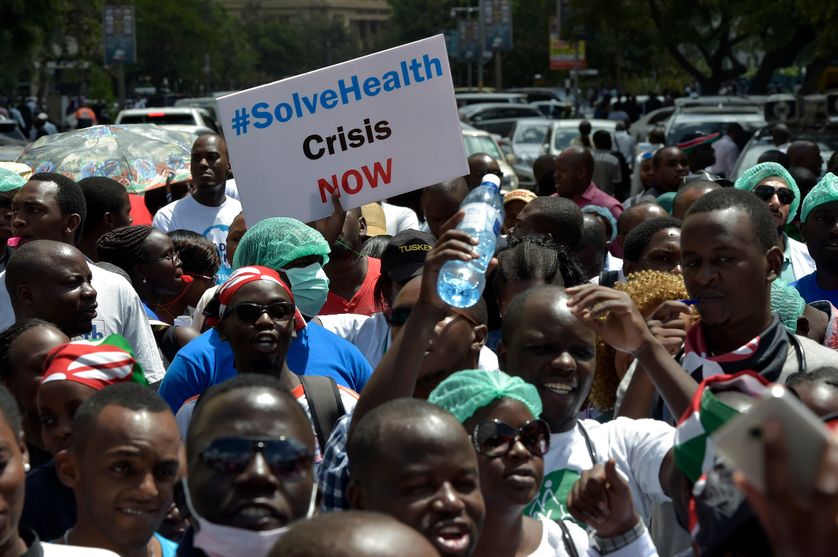 Manifestation de médecins au Kenya en février 2017, pour protester contre le non respect d'accords qui prévoyaient des augmentations de salaires et une amélioration de leurs conditions de travail.
