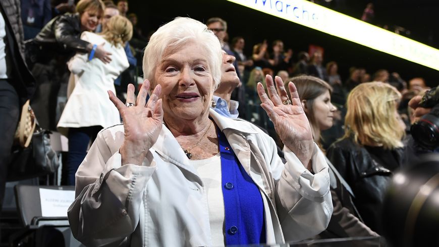 Line Renaud, très longtemps symbole de l'engagement à droite, aux côtés de Jacques Chirac, faisait bonne figure dans la tribune VIP du meeting de Bercy d'Emmanuel Macron du 17 avril dernier