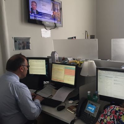Deux journalistes de l'AFP dans la salle de presse de l'Elysée, juste après l'annonce du nouveau gouvernement