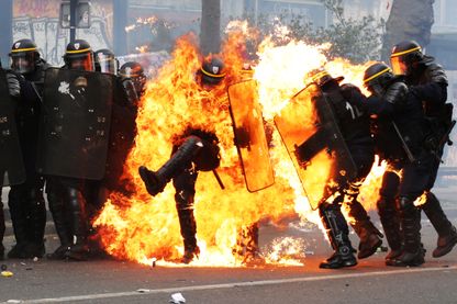 CRS en feu lors des manifestations du 1er mai 2017. CRS en feu lors des manifestations du 1er mai 2017.