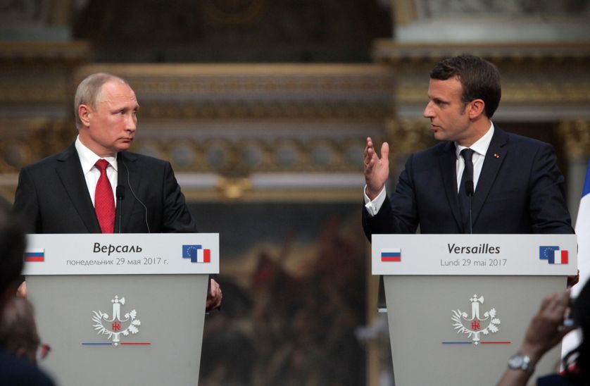 Le président russe Vladimir Poutine (g) et le président français Emmanuel Macron (d), à Versailles
