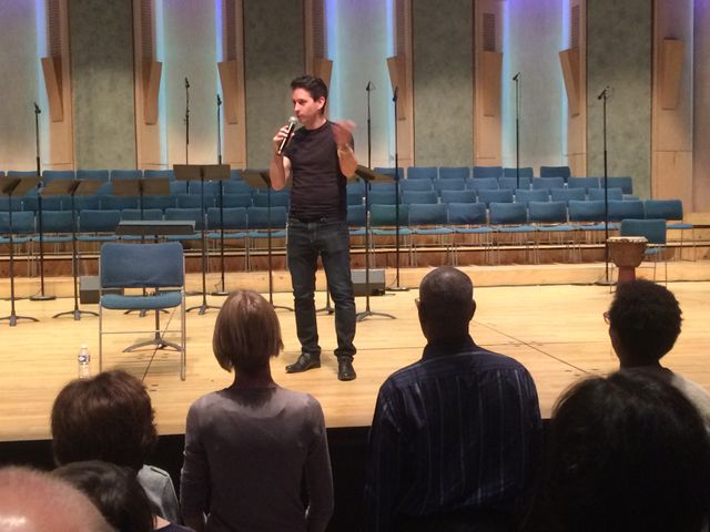 Paul Smith, directeur artistique de Voces 8, anime l'atelier de préparation avant le concert.