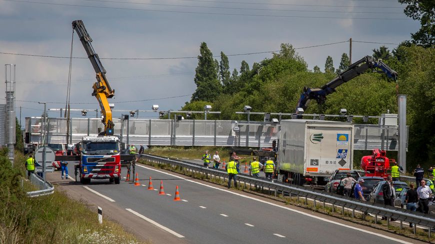 Démontage d'un portique Ecomouv en Bretagne, en juin 2014.