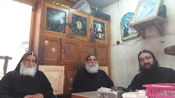 Moines Coptes Orthodoxes du monastère de Saint Bichoï rencontrés le 19/05/2017 ©Radio France - Anne Fauquembergue