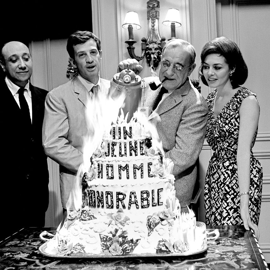 De gauche à droite : Jean-Pierre Melville, Jean-Paul Belmondo, Charles Vanel et Michèle Mercier lors de l'anniversaire de Vanel en 1962