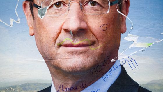 Affiche de campagne de 2012. François Hollande promettait de ramener les comptes publics à l'équilibre en 2017. L'écart est de 70 milliards d'euros. ©AFP - JOEL SAGET
