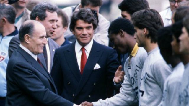Bernard Tapie présente ses joueurs à François Mitterrand, finale de la Coupe de France, 11 juin 1988.
