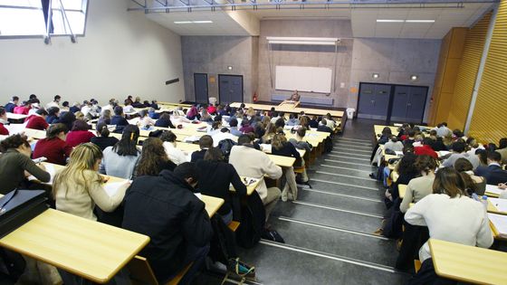 Etudiants assistant à un cours en amphithéâtre à l'Université Jean-Moulin Lyon 3 ©AFP - Fred Dufour