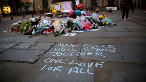 Des fleurs déposées avec un message de soutien adressé aux victimes de l'attentat de Manchester ©Reuters - Stefan Wermuth