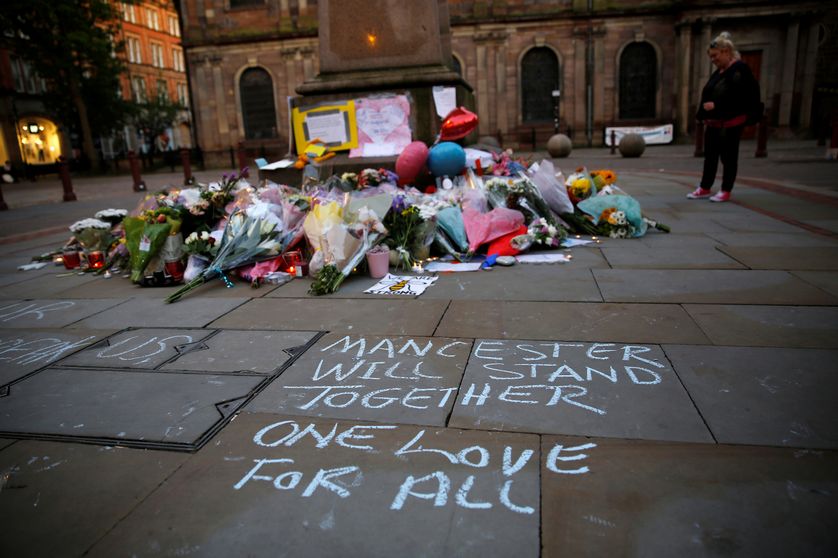 Des fleurs déposées avec un message de soutien adressé aux victimes de l'attentat de Manchester