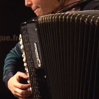 Elodie Soulard à l'accordéon