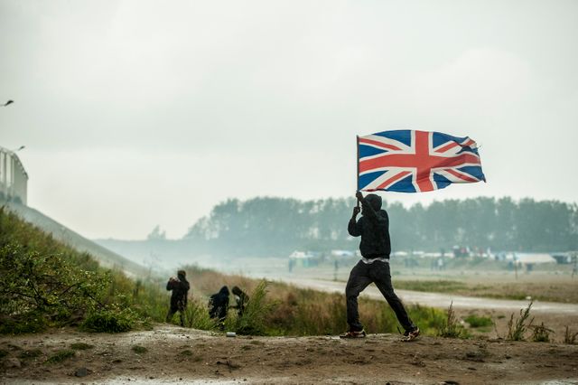 À Calais, les réfugiés s'entassent au bon vouloir des accords entre la France et l’Angleterre. L'espoir d'une vie meilleure inscrit sur les murs de Calais restera souvent sans réponse.