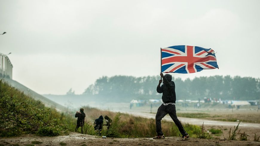 À Calais, les réfugiés s'entassent au bon vouloir des accords entre la France et l’Angleterre. L'espoir d'une vie meilleure inscrit sur les murs de Calais restera souvent sans réponse.