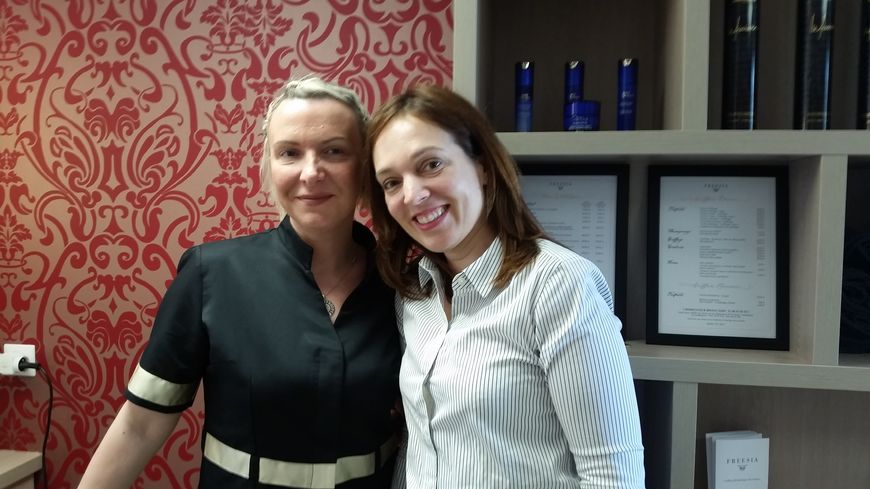 Clémence Souquet, fondatrice de Freesia, et l'une de ses employées, Gladys.