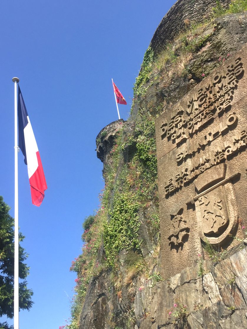 Stèle dans le centre-ville de Saint-Lô (50)