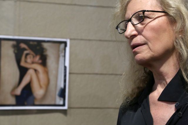 Annie Leibovitz, devant son célèbre portrait de John Lennon et Yoko Ono réalisé pour le magazine Rolling Stone, Grande Halle, Arles, 26 mai 2017.