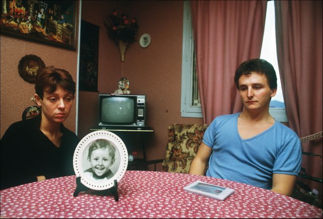 Les parents de Grégory Villemin avec la photo de leur fils, mort noyé à l'âge de 4 ans
