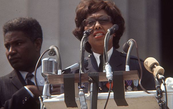 En août 1963, Joséphine Baker est invitée à prendre la parole à Washington, à l'issue de la 'Marche pour l'emploi et la liberté' des Afro-américains.