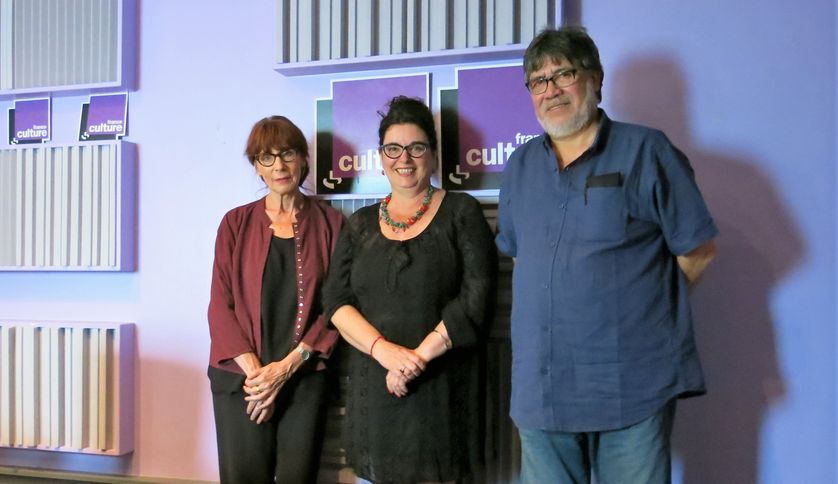 France Culture, studio 153... Anne-Marie Métailié, directrice des éditions Métailié, la productrice Aline Pailler & Luis Sepúlveda, écrivain chilien (de g. à d.)