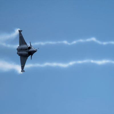 Au Salon de l'aéronautique du Bourget, un avion Rafale de Dassault en démonstration