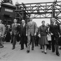 Simone Veil et Jacques Chirac, visitant le camp Natzweiler-Struthof, le 22 juin 1975
