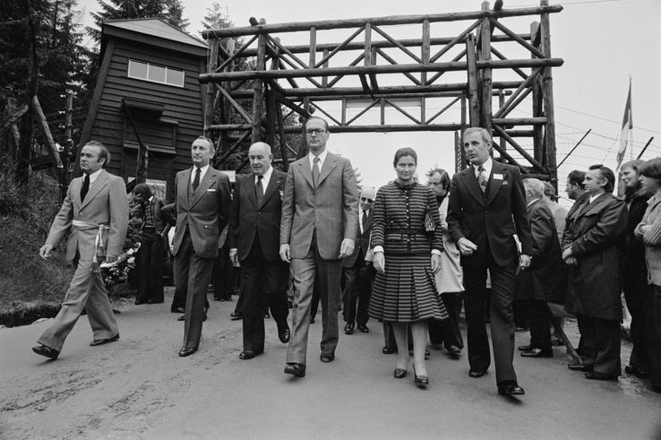 Simone Veil et Jacques Chirac, visitant le camp Natzweiler-Struthof, le 22 juin 1975