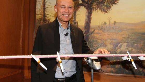 Bertrand Piccard avec la maquette de Solar Impulse 2 avec lequel il a accompli le tour du monde - mai 2017, Mexico ©AFP - ALEJANDRA RODRÍGUEZ / NOTIMEX