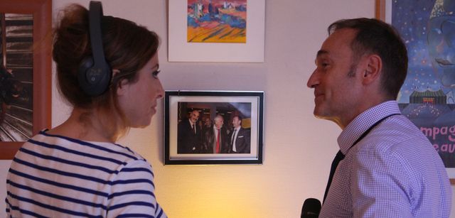 Dans le "bureau du commissaire Maigret", Léa Salamé et Michel Faury, chef de la brigade criminelle de la PJ de Paris, devant une photo ou il est en compagnie de Jean-Paul Belmondo