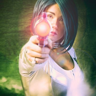 Femme avec pistolet à laser