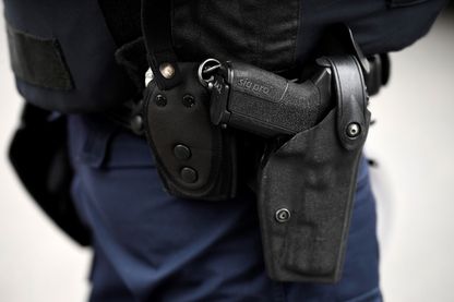 Policier portant son arme Policier portant son arme