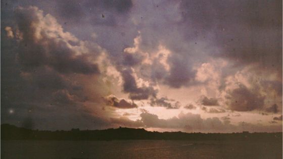 Coucher du soleil en bord de mer. Photo de Clément Maurice - Gallica-BnF
