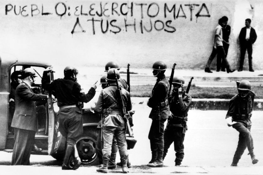 Photo prise le 4 août 1968 à Mexico de militaires à l'intérieur de l'université de la ville, occupée par les étudiants depuis juillet. Sur le mur est écrit: "Pueblo: el ejercito mata tus hijos / Peuple, l'armée tue tes enfants"