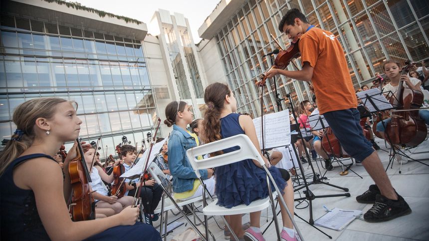 Le jeune violoniste débutant et soliste