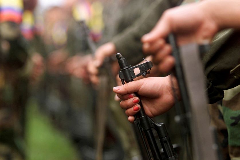 Un combattant des FARC dans le camp de San Vicente del Caguan, dans la province de Caqueta, Colombie, le 29 avril 2000.